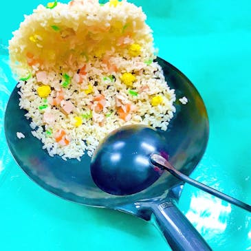 宙をまうチャーハンの食品サンプル