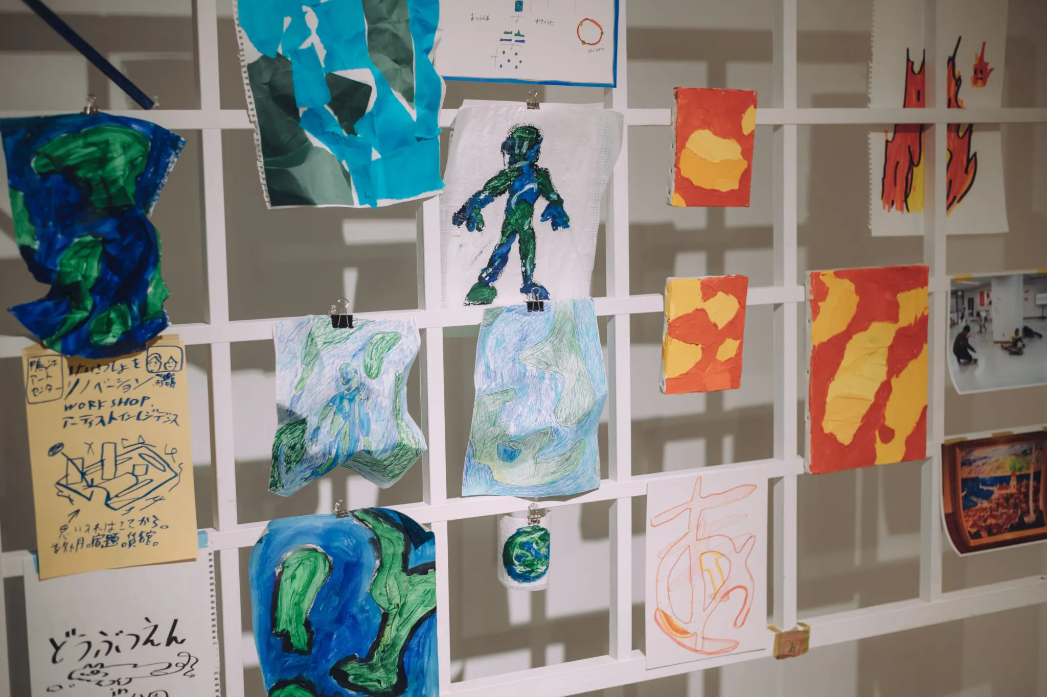 Aokidの作品。人型や炎、地球のイラストが飾られている